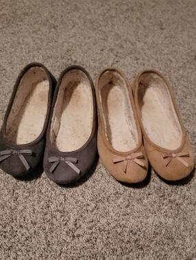 Pair of Bow Ballet Flat Slippers in Gray and Tan Sz M (7-8)